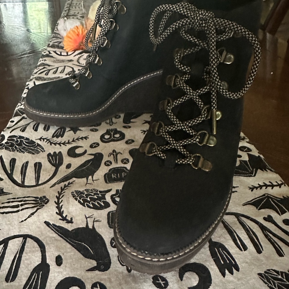 Toms Black Lace Up Boots with Metal Eyelets